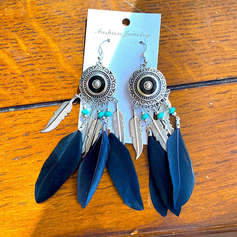 Dangle feather earrings